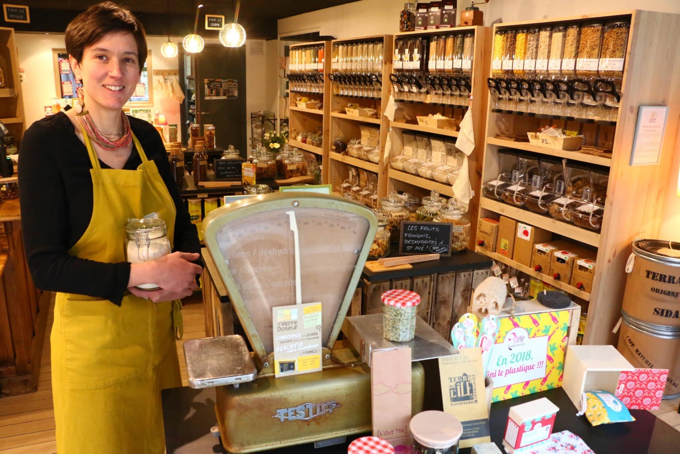 Dorothée dans sa boutique